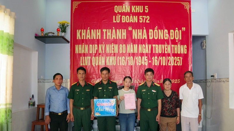 Lữ đoàn 572 bàn giao nhà cho Thiếu tá quân nhân chuyên nghiệp Trương Hoàng Tỉnh.