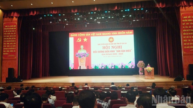 Toàn cảnh hội nghị.