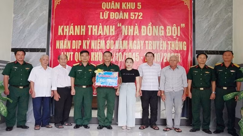 Thượng tá Nguyễn Thanh Đàn, Phó Chính ủy Lữ đoàn 572 tặng quà và bàn giao nhà cho Thượng úy quân nhân chuyên nghiệp Nguyễn Tấn Thành.