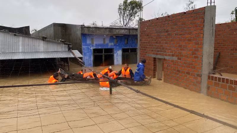 Bộ đội Biên phòng phối hợp cùng lực lượng địa phương đưa dân ra khỏi vùng cấm.