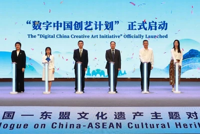 Các đại biểu khởi động chương trình hợp tác văn hóa số trong khuôn khổ Diễn đàn.