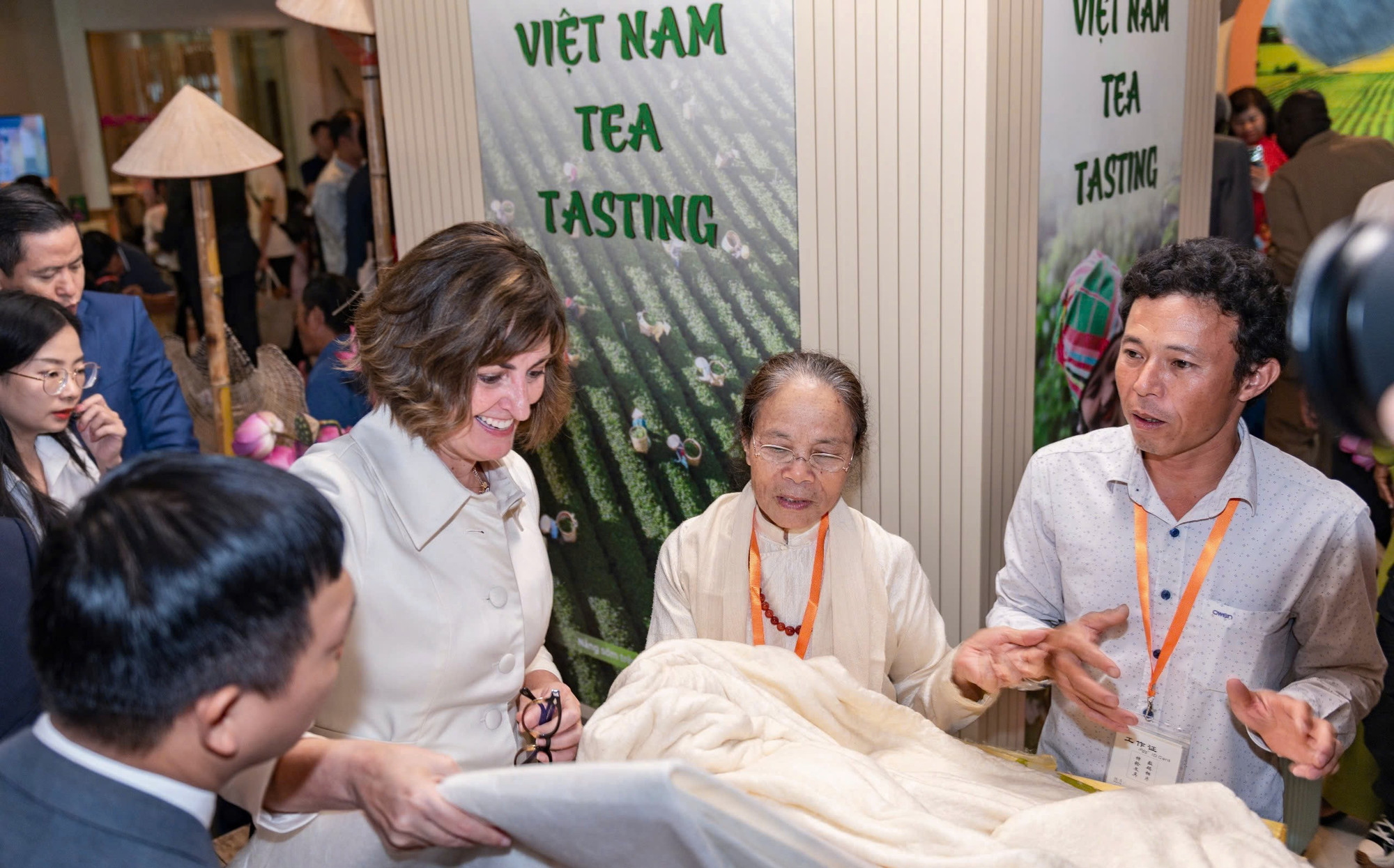 Bà Beth Bechdol, Phó Tổng Giám đốc FAO và các đại biểu tham quan gian hàng lụa tơ tằm Mỹ Đức (Hà Nội). z6806298376388-732900582f5d1a079fb27d01d4bd0fc4.jpg