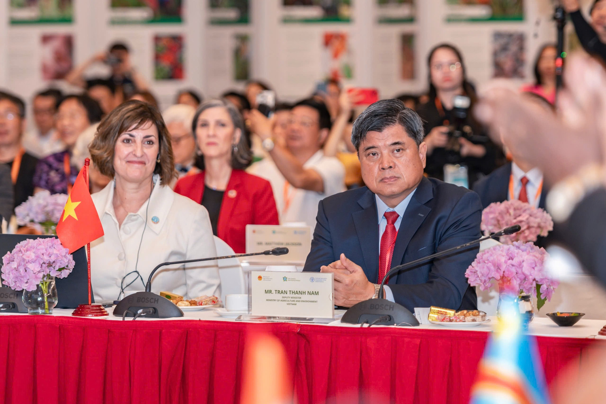 Thứ trưởng Trần Thanh Nam và bà Beth Bechdol, Phó Tổng Giám đốc FAO tại Diễn đàn cấp cao liên khu vực về mô hình OCOP (Mỗi xã một sản phẩm) ngày 15/7. z6806298328317-9dd49cf4d562c1cbccd35ff5847dd289.jpg