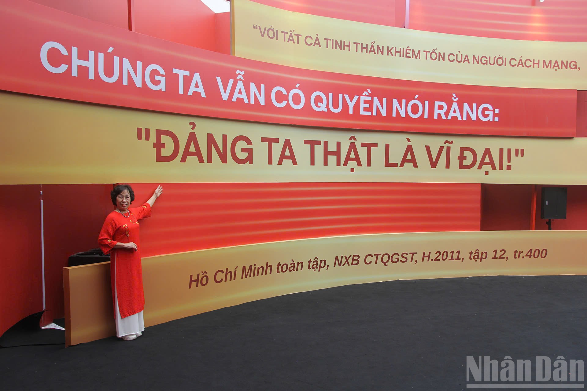 Cô Nguyễn Thị Thanh đặc biệt ấn tượng với phân khu 6, nơi thể hiện hình ảnh đất nước đang chuyển mình mạnh mẽ. ndo_br_z6997879489178-68d69f5eb0ad9912efb83aacadbb6588.jpg