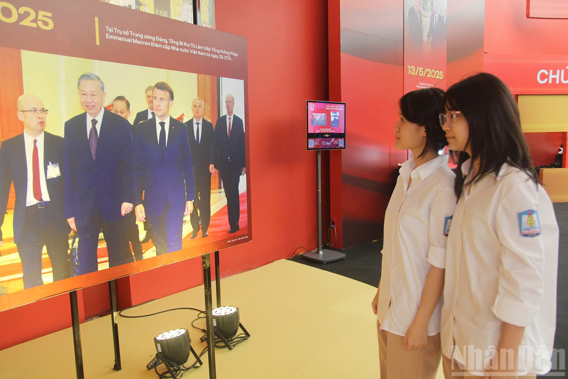 Hai em học sinh Ngô Thanh Vân và Nguyễn Thảo Anh học sinh Trường trung học phổ thông Nguyễn Gia Thiều chia sẻ: Thông qua triển lãm những kiến thức lịch sử trở nên sống động và gần gũi hơn đối với học sinh. ndo_br_z6997879429725-394cfcb7ae0bdf91c023d6c48771d51a.jpg
