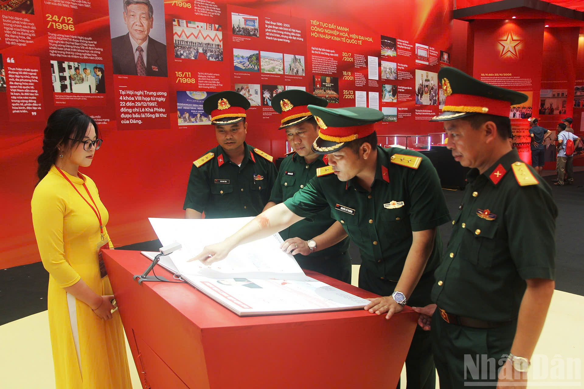 Đoàn cán bộ, sĩ quan Sư đoàn 3 (Quân khu 1) trải nghiệm đọc sách điện tử tại Triển lãm. ndo_br_z6996728039117-7518c900559ce21e6932205a5048d269.jpg