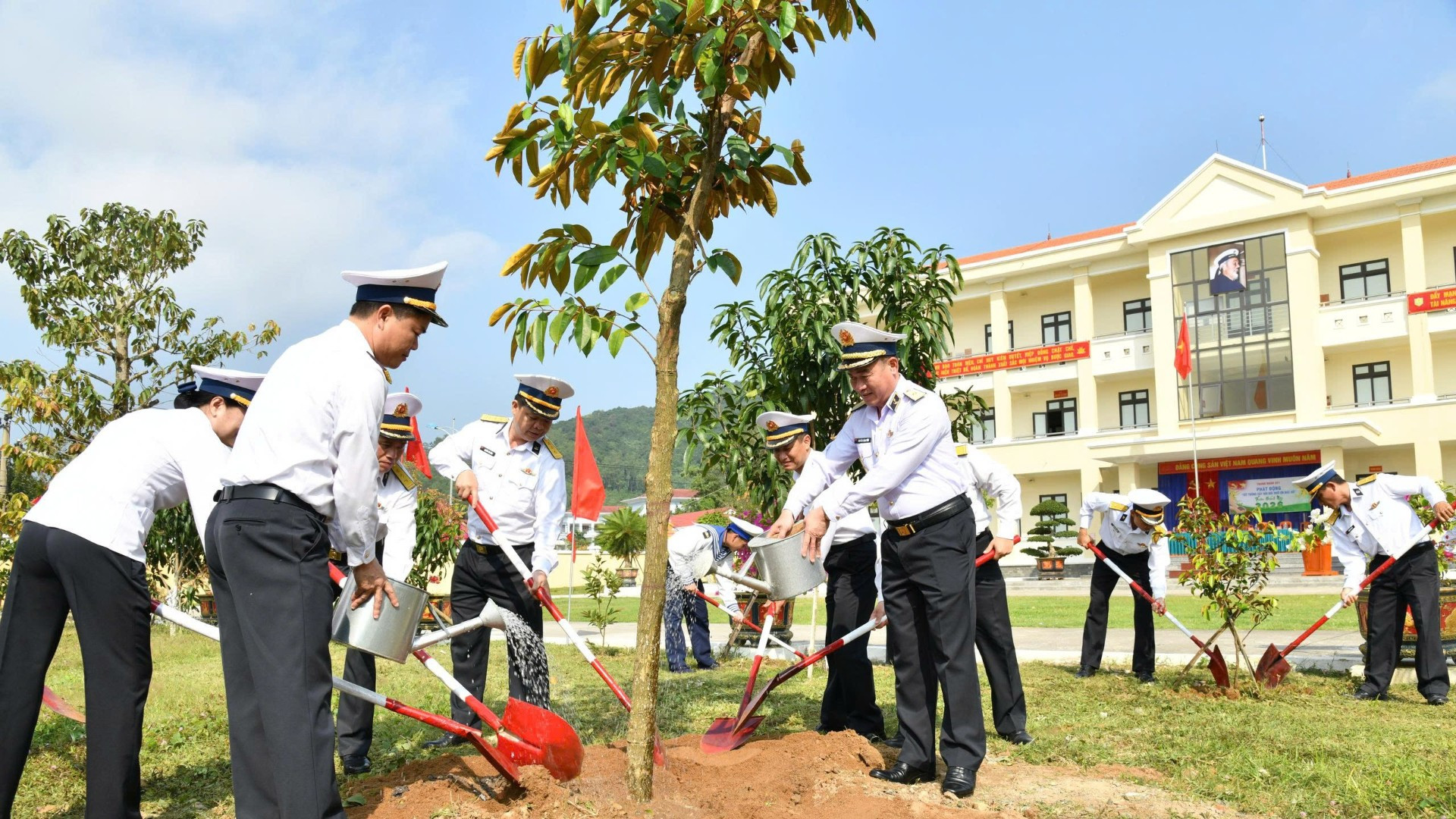 Chuẩn đô đốc Nguyễn Đăng Tiến, Bí thư Đảng ủy, Chính ủy Vùng 3 Hải quân cùng cán bộ, chiến sĩ trồng, chăm sóc cây tại Trung đoàn 351.