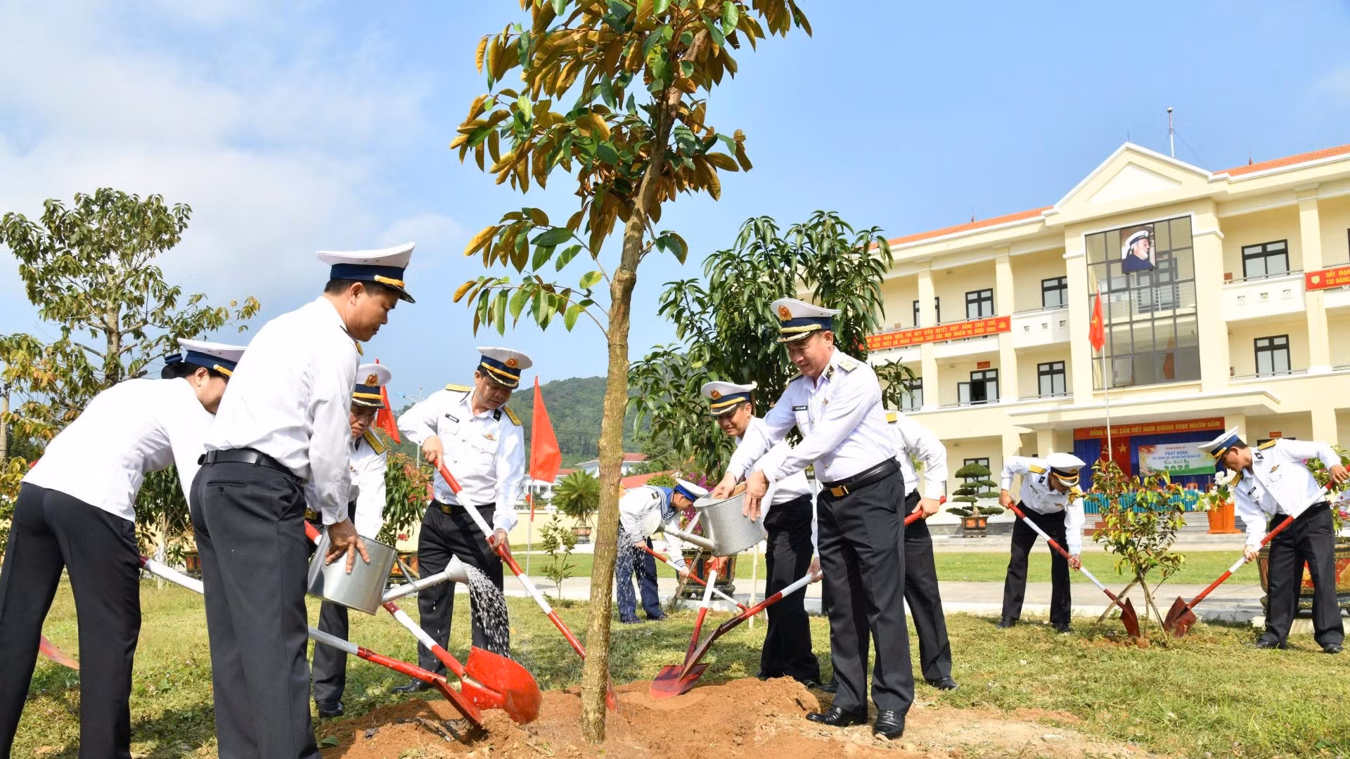 Chuẩn đô đốc Nguyễn Đăng Tiến, Bí thư Đảng ủy, Chính ủy Vùng 3 Hải quân cùng cán bộ, chiến sĩ trồng, chăm sóc cây tại Trung đoàn 351.