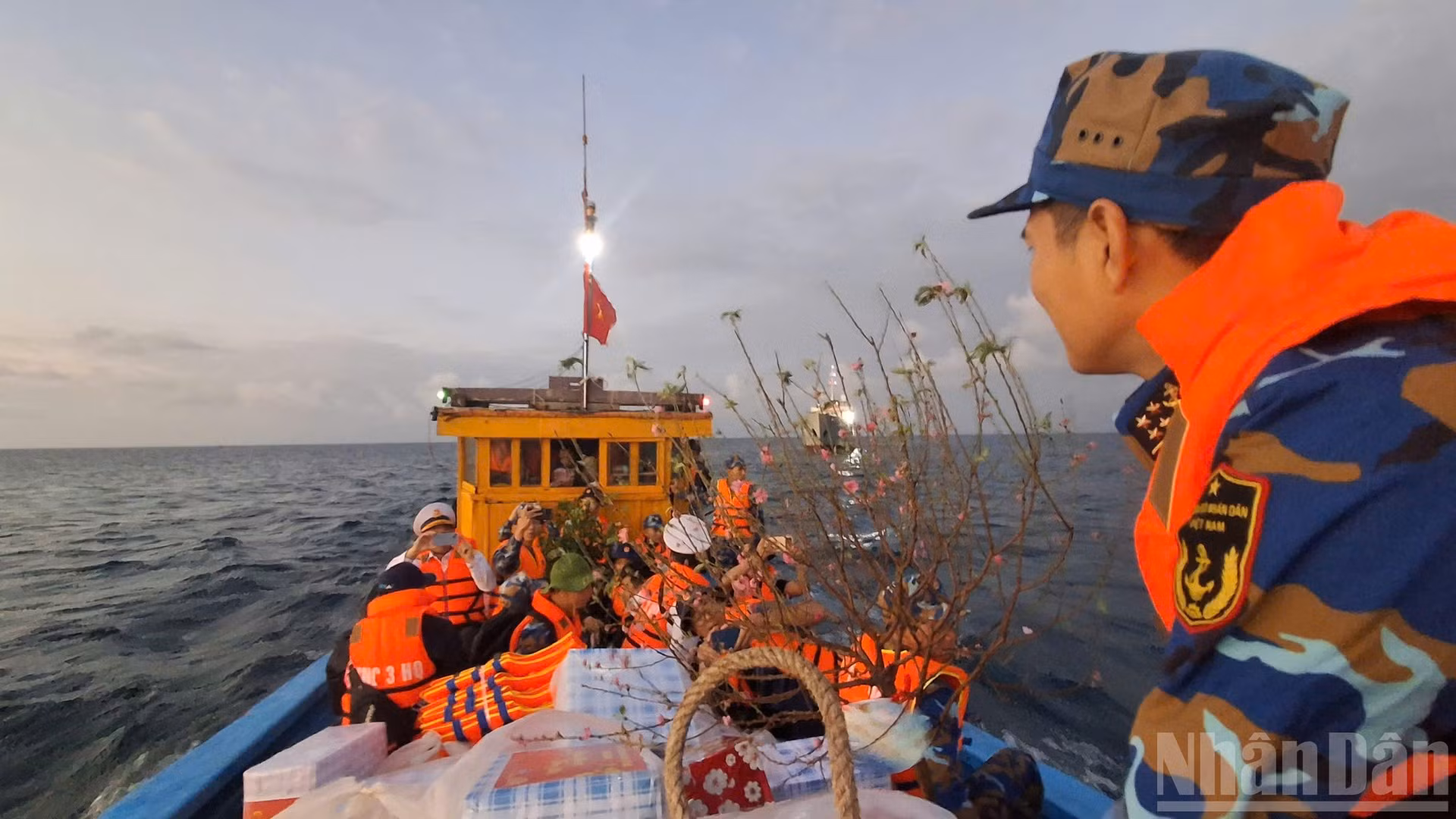 Con tàu 628, Lữ đoàn 161 (Vùng 3 Hải quân) chở Tết yêu thương đến với quân và dân trên hai đặc khu Cồn Cỏ (tỉnh Quảng Trị) và Lý Sơn (tỉnh Quảng Ngãi).