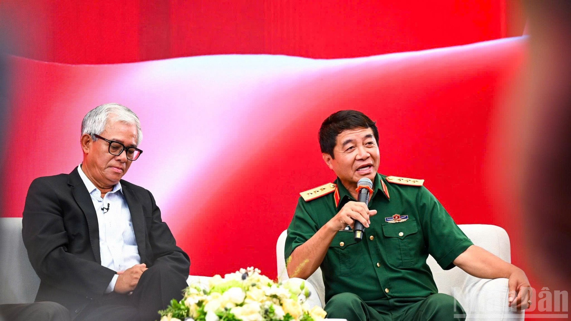 Thượng tướng Võ Văn Tuấn khẳng định: Những nguyên tắc quan trọng để bảo đảm Tổ quốc được bảo vệ từ sớm, từ xa” đó là “4 không”, “một đồng, một tùy”. ndo_br_a8-880.jpg