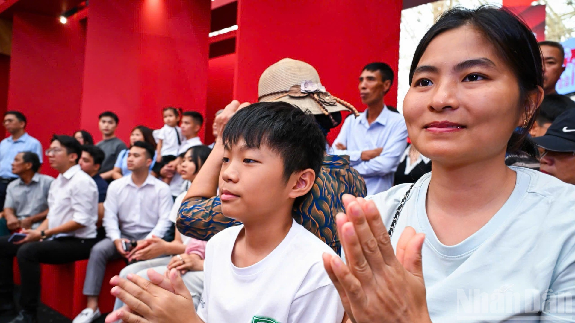 Tọa đàm thu hút sự quan tâm của đông đảo khách tham quan triển lãm. ndo_br_a3-2598.jpg