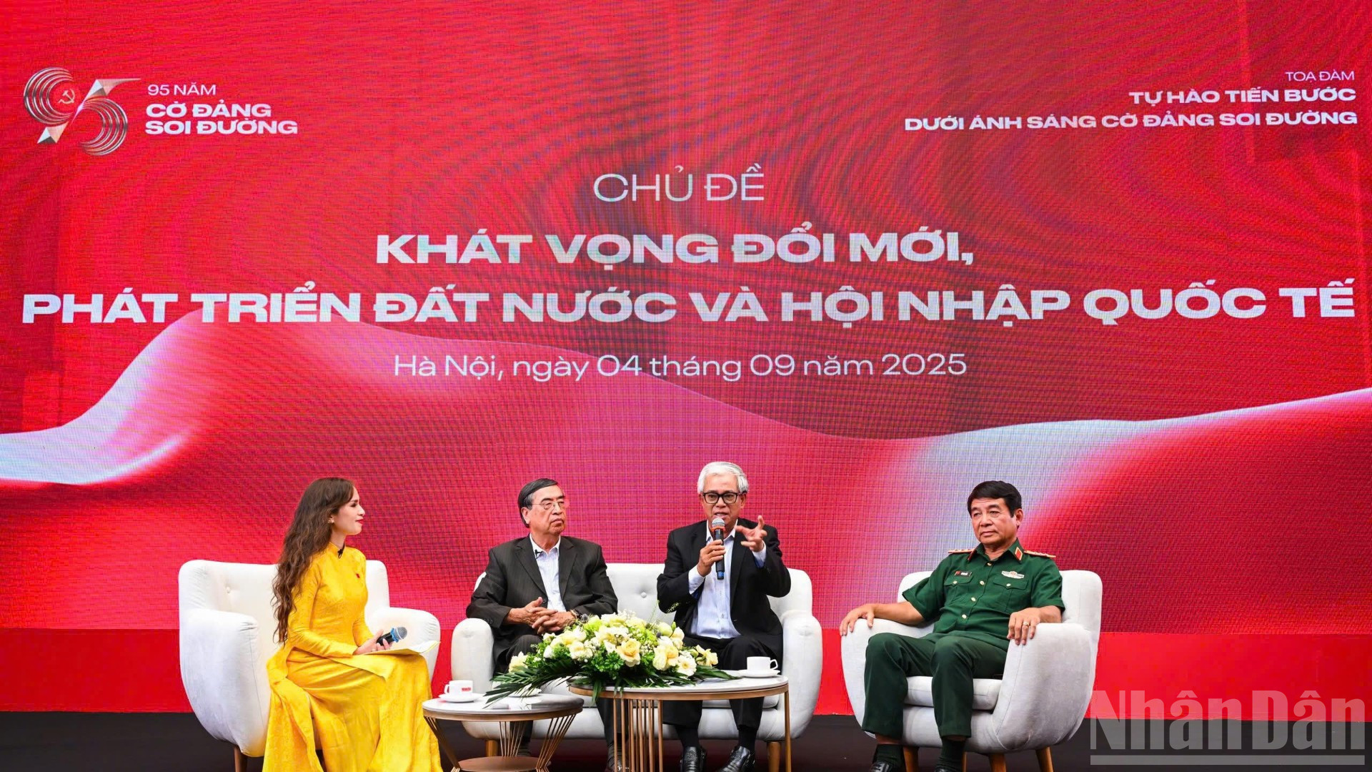 Đại sứ Phạm Quang Vinh nhấn mạnh: Nhìn lại chặng đường hội nhập, có thể thấy mọi thành quả đều bắt nguồn từ những quyết sách đúng đắn của Đảng và Nhà nước. ndo_br_a4-8558.jpg