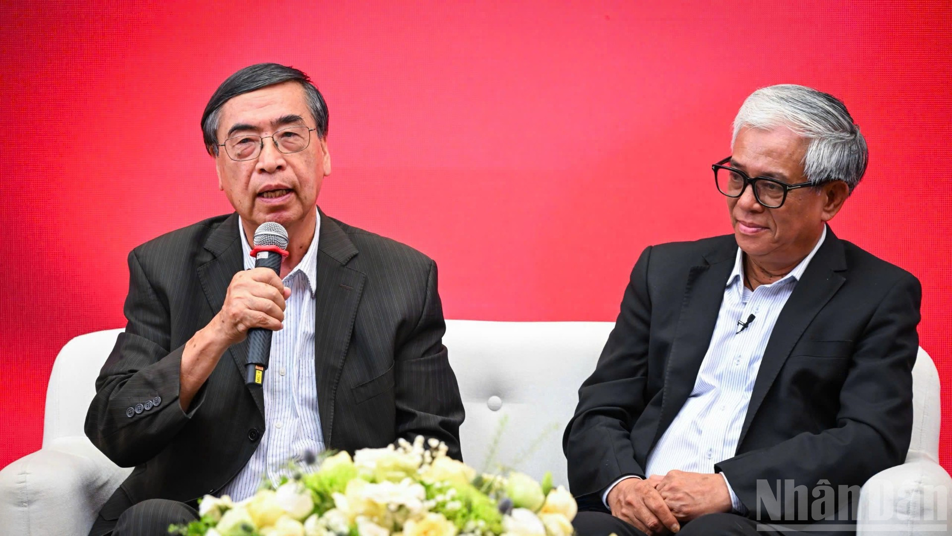 Đại sứ Phạm Quang Vinh, nguyên Thứ trưởng Ngoại giao, nhấn mạnh: Hội nhập quốc tế được xác định là nhiệm vụ trọng yếu, thường xuyên, song hành cùng quốc phòng, an ninh. ndo_br_a6-304.jpg