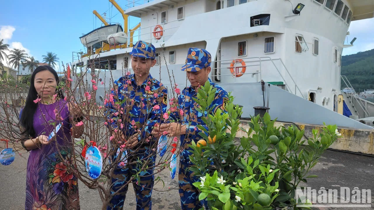 Những cây quất đào mang mùa Xuân đến với các cán bộ chiến sĩ và nhân dân hai đặc khu Cồn Cỏ và Lý Sơn.