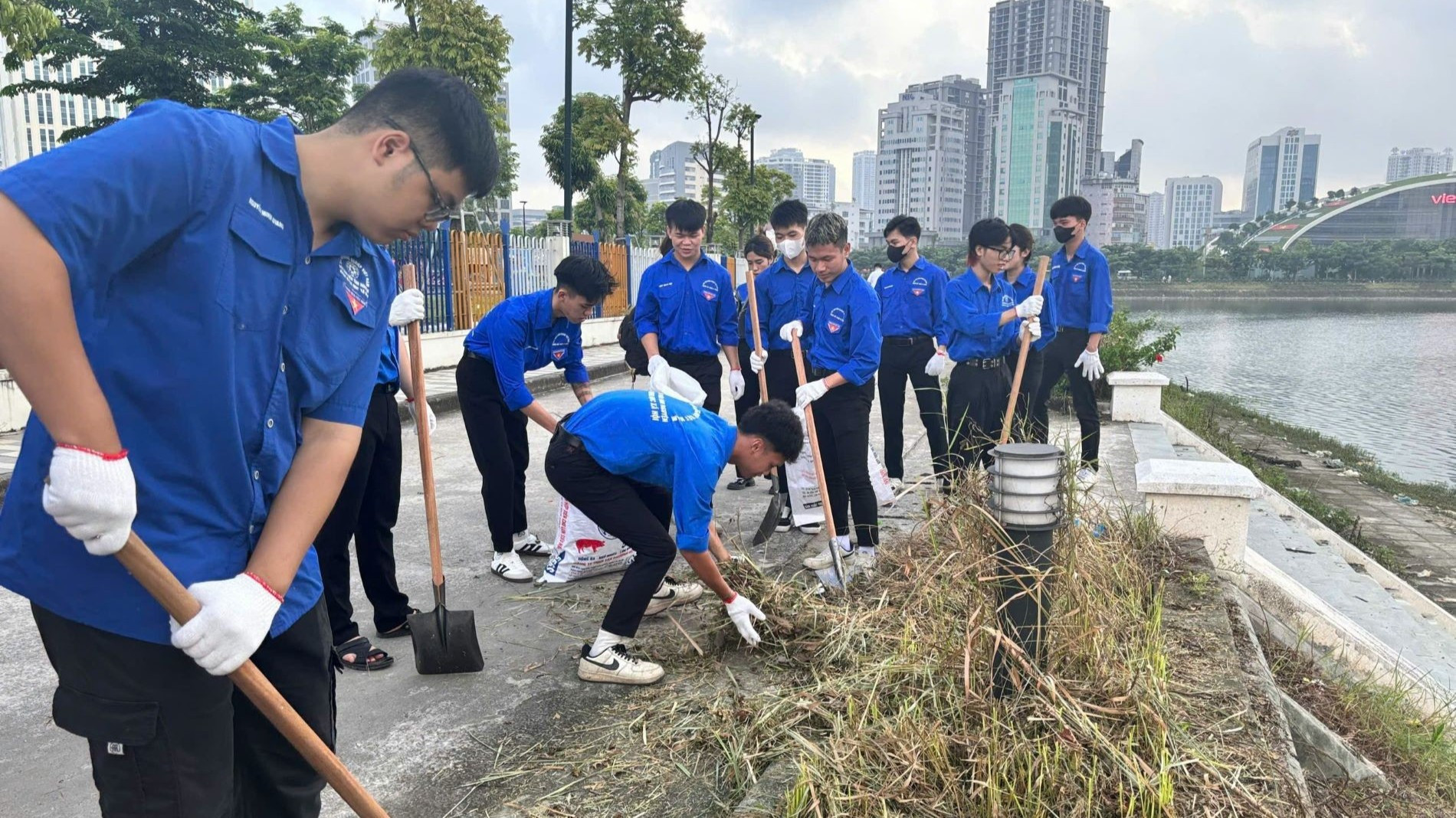 Lực lượng đoàn viên thanh niên tham gia hưởng ứng hành động toàn dân tham gia bảo vệ môi trường vì một Việt Nam sáng-xanh-sạch-đẹp. z6935818402626-1b6cc93c12fbde80bd45f95104f22a78-6637.jpg