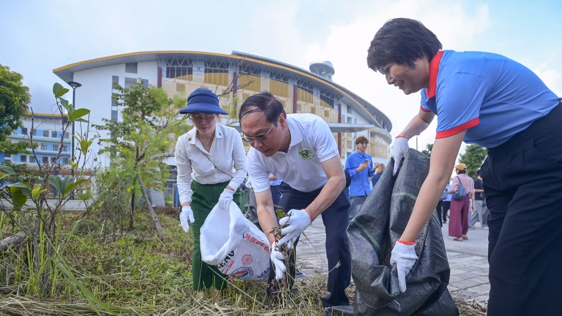 Bộ Nông nghiệp và Môi trường phát động phong trào toàn dân tham gia bảo vệ môi trường.