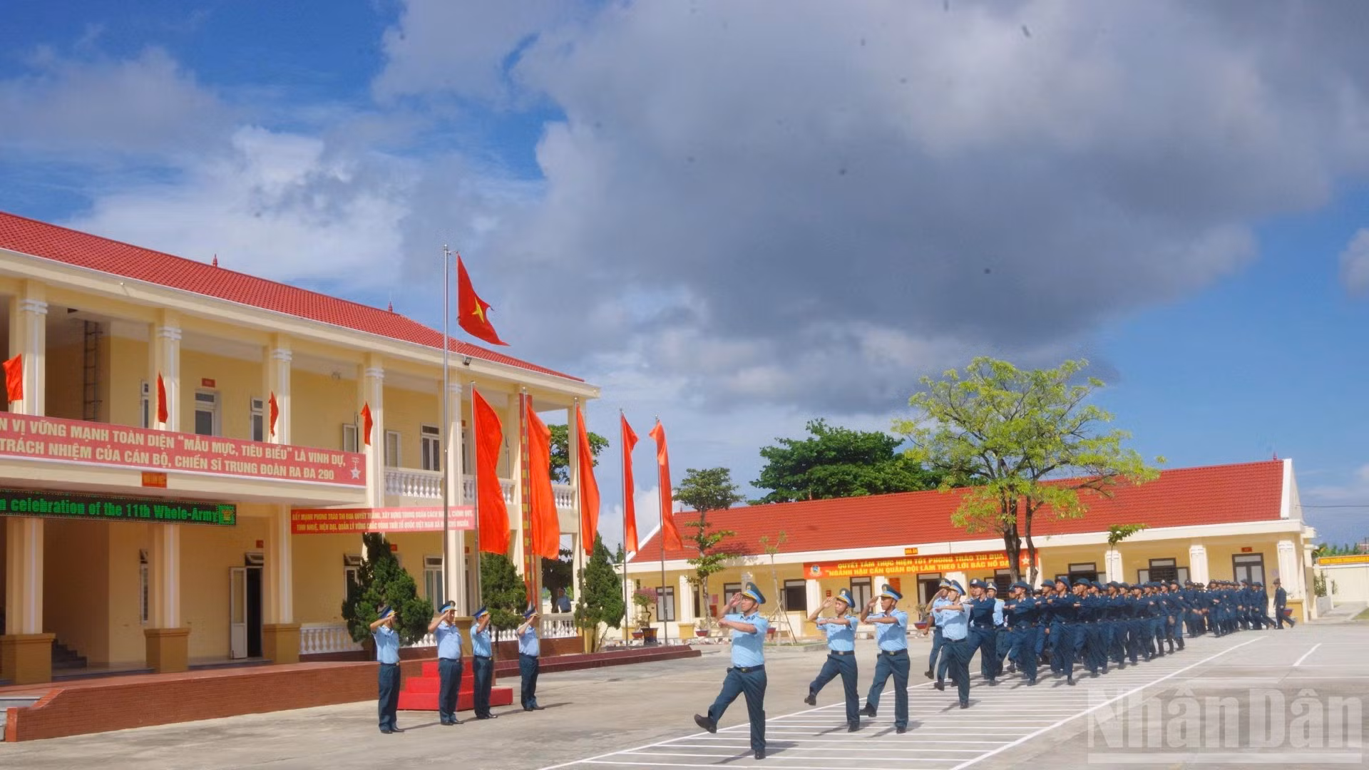Thực hiện nội dung Điều lệnh đội ngũ đơn vị. 