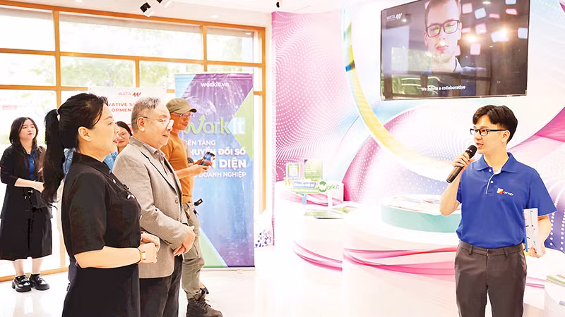 Các đại biểu tham quan các gian hàng trưng bày tại Tuần lễ kết nối giao thương ngành Công nghệ thông tin năm 2025 tại Thành phố Hồ Chí Minh. (Ảnh ITPC)