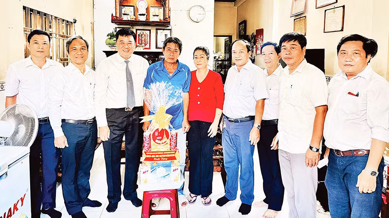 Lãnh đạo phường Phú Định thăm hỏi, động viên một gia đình chính sách, có công với cách mạng nhân Ngày Thương binh, Liệt sĩ 27/7.