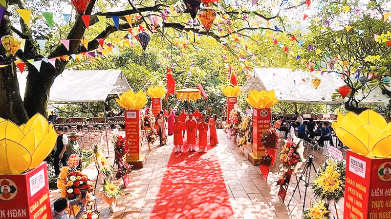 Một giá hầu đồng của phường hát văn tại Liên hoan diễn xướng hầu Thánh ở đền Sinh.