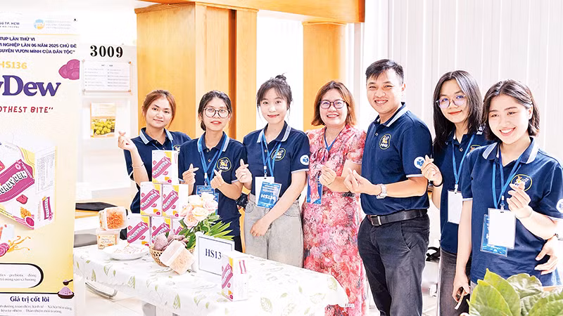 Nhóm dự án “CordyDew-Sản phẩm probiotics dạng thạch sữa chua khoai lang và đông trùng hạ thảo” tại gian hàng trưng bày.