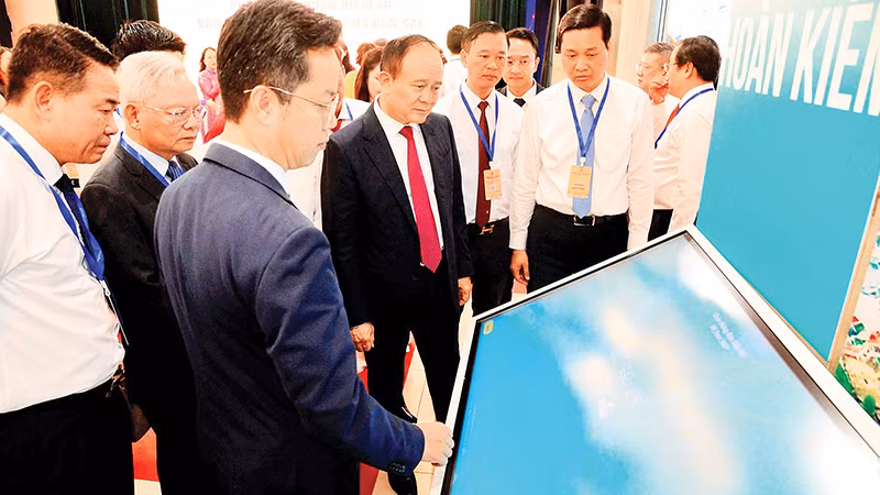 Lãnh đạo thành phố Hà Nội cùng các đại biểu trải nghiệm những ứng dụng số tại Đại hội Đảng bộ phường Hoàn Kiếm.