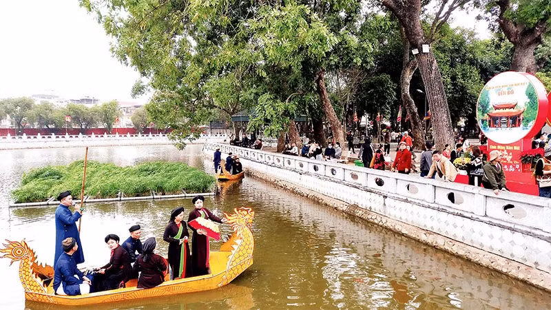 Hát trên thuyền rồng là một loại hình biểu diễn âm nhạc đặc sắc của dân ca quan họ Bắc Ninh.