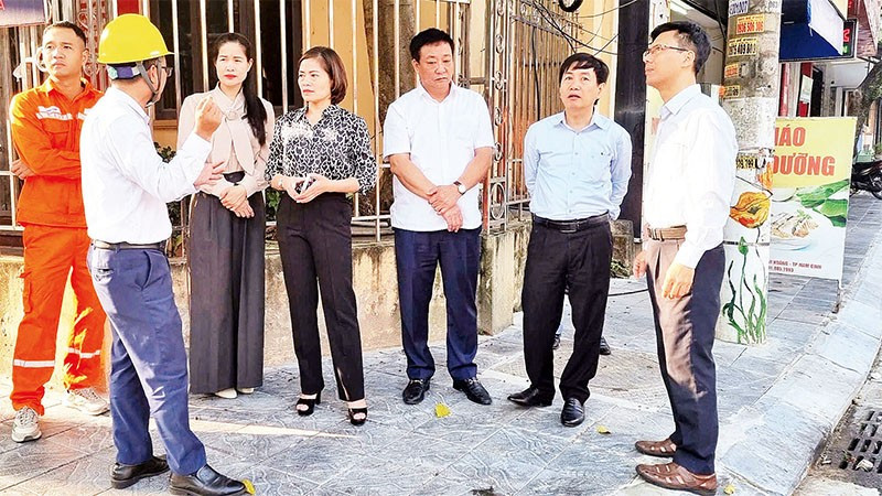 Hội đồng nhân dân tỉnh Nam Định khóa XIX khảo sát việc chỉnh trang mạng cáp viễn thông và các vị trí có hạ tầng sử dụng chung trên địa bàn thành phố Nam Định.