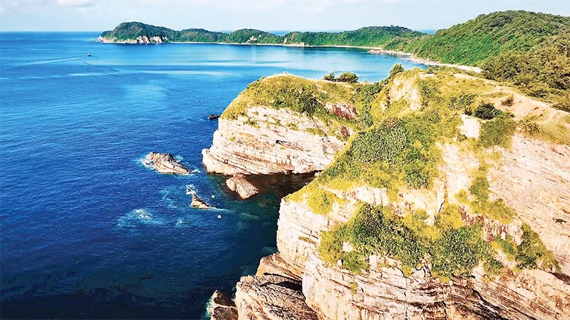 Bãi đá Móng Rồng nơi đón ánh bình minh đầu tiên trên đảo Cô Tô.