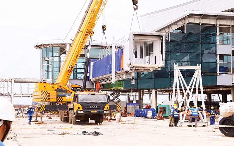 Thi công hạng mục lắp ống lồng nhà ga hành khách sân bay Long Thành.