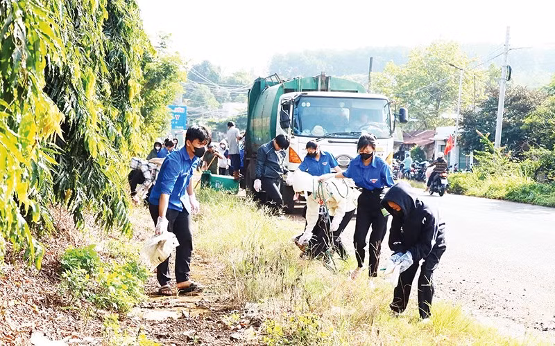 Đoàn Thanh niên xã Nha Bích, tỉnh Đồng Nai chung tay thu gom rác thải, vệ sinh môi trường.