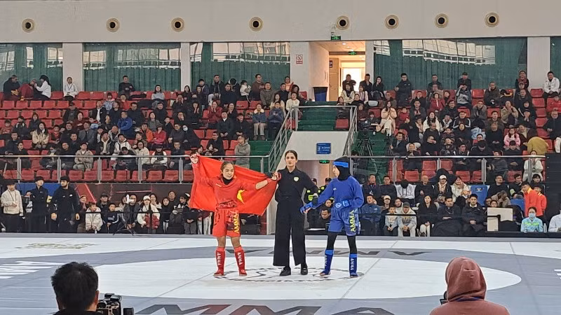 Lò Thị Phung (trái) được trọng tài tuyên thắng trong trận chung kết.