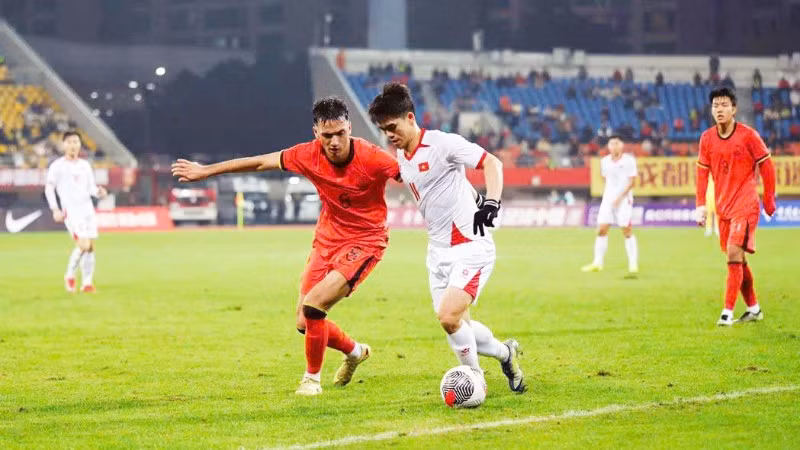 U23 Việt Nam (áo trắng) sẽ gặp lại đối thủ Trung Quốc.