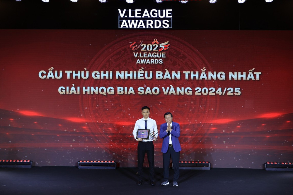 Cầu thủ Lưu Tự Nhân (CLB bóng đá Trường Tươi Bình Phước) ghi nhiều bàn thắng nhất V.League 2 1-7-1.jpg