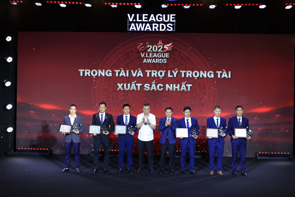 Trao thưởng cho các trọng tài xuất sắc 1-7-3.jpg