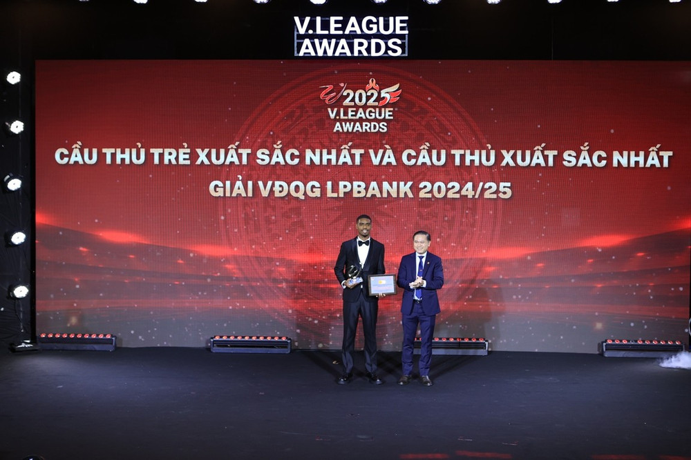 Trao thưởng cầu thủ xuất sắc nhất Alan Sebastiao Alexandre (CLB bóng đá Công An Hà Nội) 1-7-2.jpg