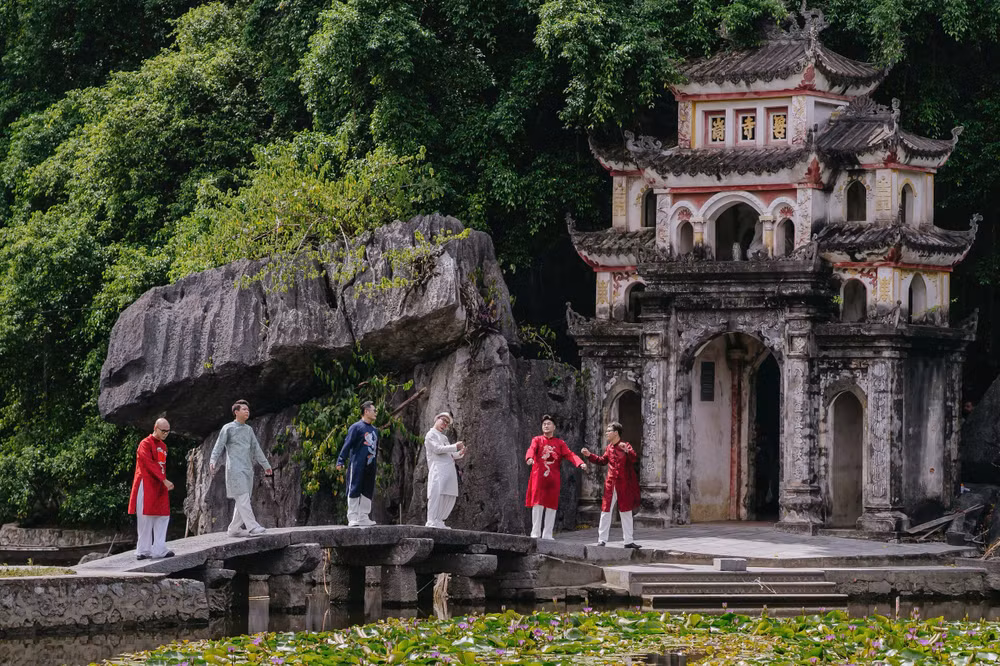 MV được thực hiện tại nhiều địa danh nổi tiếng Việt Nam. (Ảnh trong bài: LTT)