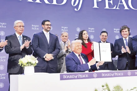 Tổng thống Mỹ Donald Trump chủ trì Lễ ký Hiến chương Hội đồng Hòa bình tại Davos, Thụy Sĩ. (Ảnh: GETTY IMAGES)