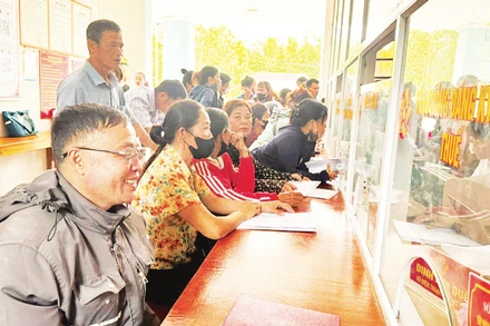 Nhân dân xã miền núi Phúc Trạch (tỉnh Hà Tĩnh) thực hiện các giao dịch hành chính tại trụ sở Ủy ban nhân dân xã.