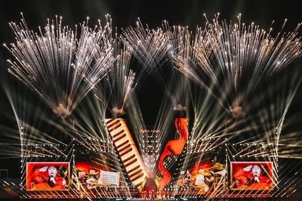 Pháo hoa rực rỡ trong chương trình nghệ thuật chính luận Tổ quốc trong tim tổ chức tối 10/8/2025 tại Sân vận động Mỹ Đình. (Ảnh: PHƯƠNG ANH)