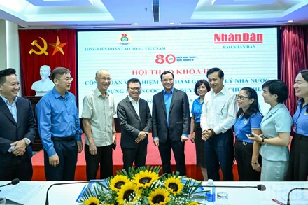 Tổng Biên tập Báo Nhân Dân Lê Quốc Minh, Chủ tịch Tổng Liên đoàn Lao động Việt Nam Nguyễn Đình Khang với các chuyên gia, nhà khoa học và các đại biểu dự hội thảo.