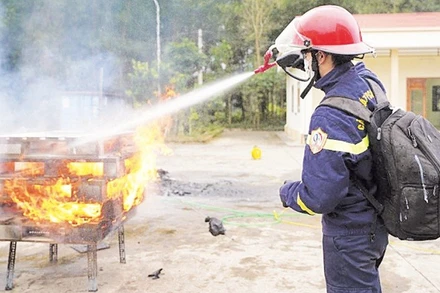 Phòng Cảnh sát Phòng cháy chữa cháy và Cứu hộ cứu nạn, Công an tỉnh Tuyên Quang thử nghiệm sản phẩm gel chữa cháy đa năng của Viện Hóa học. (Ảnh HÀ GIANG)