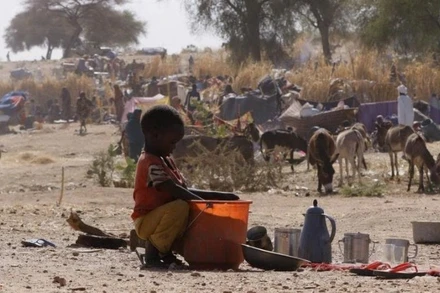 Trẻ em tại trại tị nạn ở El Fasher, Sudan. (Ảnh: TÂN HOA XÃ)