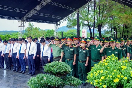 Các đại biểu tham dự lễ tưởng niệm các Anh hùng liệt sĩ.