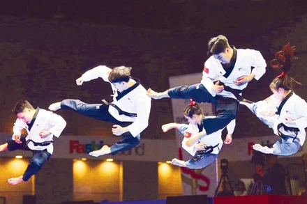Các võ sĩ Taekwondo Việt Nam đoạt Huy chương vàng nội dung quyền biểu diễn sáng tạo hỗn hợp tại SEA Games 33. (Ảnh QUYẾT THẮNG)
