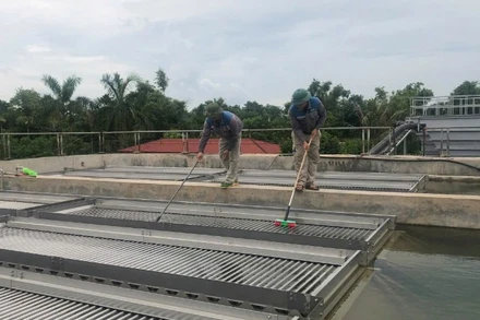 Công nhân Nhà máy nước An Bình (Hải Phòng) vệ sinh bể lắng. (Ảnh: BẢO HÂN)