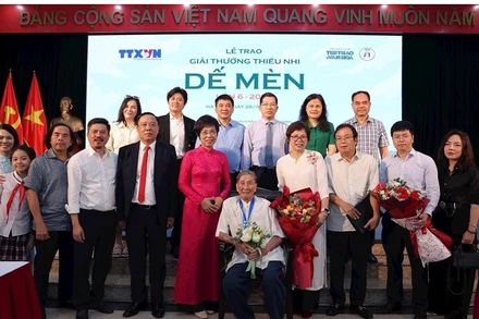 Các đại biểu và nghệ sĩ tại Giải thưởng Dế Mèn 2025.