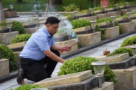 Thắp hương tưởng nhớ công ơn các Anh hùng liệt sĩ 