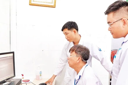 Y, bác sĩ tại Trạm y tế xã Thạnh An, Thành phố Hồ Chí Minh trao đổi chuyên môn với bệnh viện tuyến trên.
