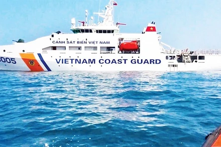 Tàu Cảnh sát biển 8005 tuần tra hỗ trợ ngư dân gặp nạn trên biển.